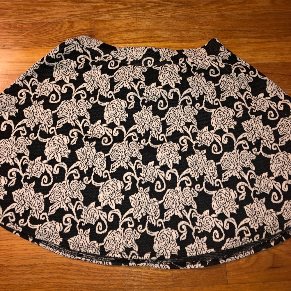 Skater skirt black floral